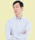 腕を組む男性